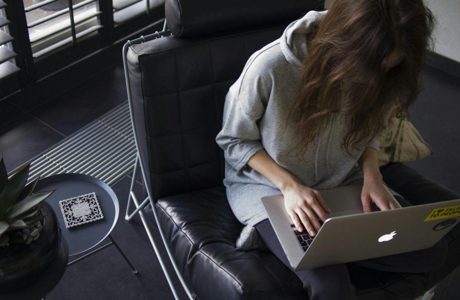 Специалисты работают с документами в современном офисе