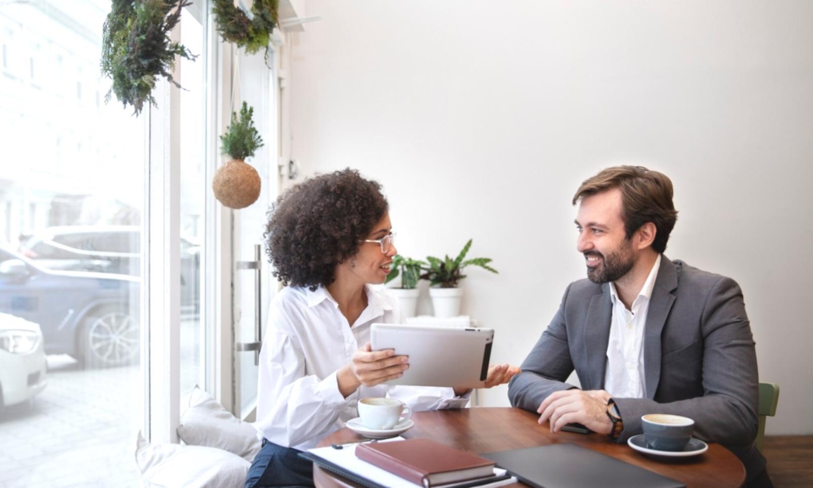 Команда специалистов за работой над финансовыми документами